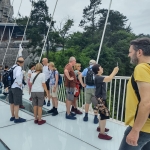 Mensen naast de rand glazen brug van Zhangjiajie