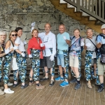 Groepsfoto op glazen brug van Zhangjiajie