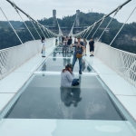 Toeristen op glazen brug van Zhangjiajie