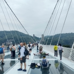 Verschillende toeristen op glazen brug van Zhangjiajie