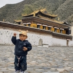 Kindje voor het Labrang Klooster in Xiahe