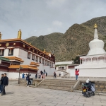 Het plein van het Labrang Klooster in Xiahe